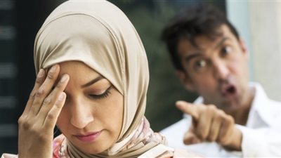 صاحبة النظارة الحمراء: خلعت زوجي بسبب وجبة مسقعة