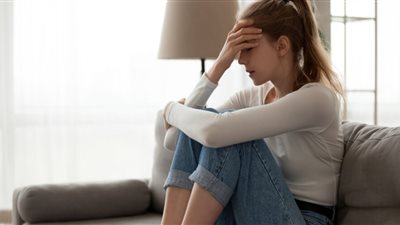 أبرزها النوم المفرط وإهمال النظافة الشخصية.. متى تعرفين أنكِ بحاجة لطبيب نفسي؟