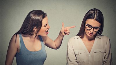 تدمرك نفسيًا..7 علامات تُخبرك أنكِ في علاقة صداقة سامة  