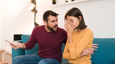 جوزي بيهيني قدام الناس.. السبب وطرق التعامل 