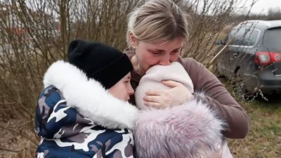 «دموع سيدات أوكرانيا» لقاء الأمهات والأطفال على الحدود بعد الغزو الروسي