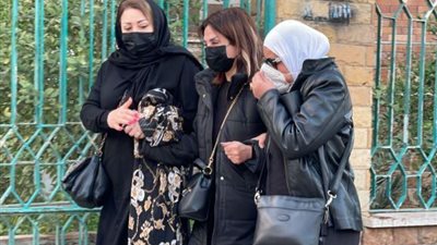 انهيار وبكاء أمل رزق خلال تشييع جنازة والدتها بمدينة نصر