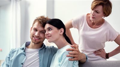 حُكم إجبار الأهل للرجل على طلاق زوجته.. وكيف يتصرف؟.. «الإفتاء» تُجيب