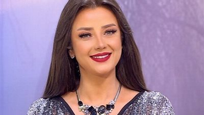 «سيبها طبعًا».. رضوى الشربيني لشاب يشكو خيانة خطيبته 