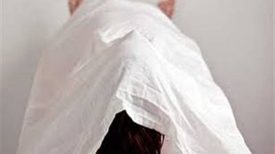 التحقيق في العثور على جثة متعفنة داخل شقة بالتجمع الأول