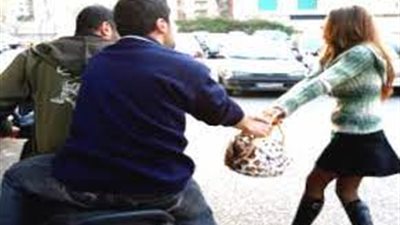 سيدة تستغيث: «سرقوني وهربوا».. والأمن يضبطهم في زمن قياسي