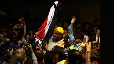 الرجل الخارق أشرف كابونجا يسحب مترو الأنفاق بجسده 