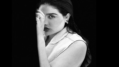 «بعد الدعارة والمخدرات» إنجي خوري تظهر عارية الصدر وتُثير غضب الجماهير