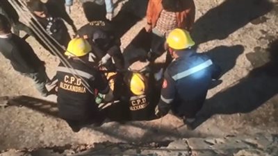 اختل توازنها.. إنقاذ فتاة سقطت من أعلى سور الكورنيش بالإسكندرية