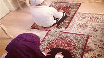 سيدة تسأل: هل تجوز إمامة الطفل لأمه في الصلاة؟.. «الإفتاء» تُجيب