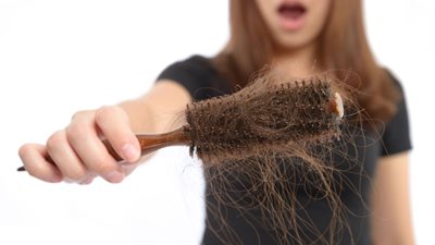 تفسير رؤيا سقوط الشعر في المنام وعلاقته بكشف المستور 