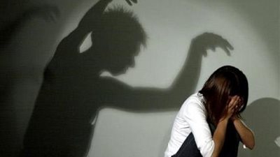 زوجة تطلب الخلع: أفقدني عذريتي ثم سافر   