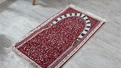 حُكم الصلاة على سجادة حرير.. «الإفتاء» تُجيب 