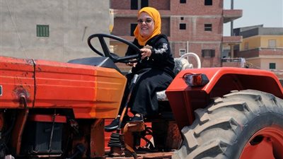 أمل الزناتي.. تحدت قصر القامة بإصلاح الجرارات الثقيلة| صور