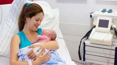 «متشربيش ميه».. 3 خرافات حول تغذية الأم بعد الولادة 