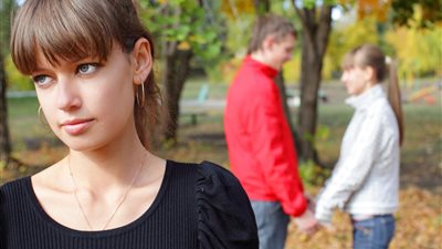 احذري صديقتك.. علامات تدل على أنها «خطافة رجالة وخرابة بيوت»