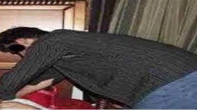 «خنقتها بالحزام» قتل أمه ووضعها تحت السرير لمدة ثلاثة أيام 