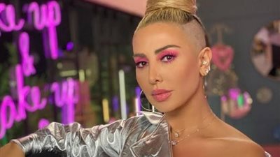 جويل مردينيان تُجدد عهد زواجها بإطلالة أنثوية جريئة 