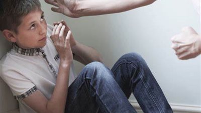 «اوعي تضربي ابنك».. الطفل المُعنف يميل للانتحار في الكبر