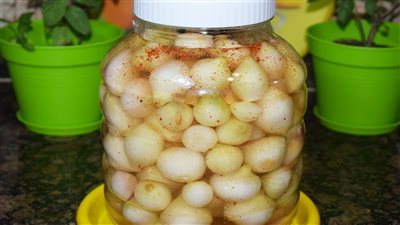 قبل رمضان.. مقادير وطريقة عمل البصل المخلل في البيت 