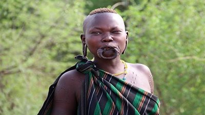 شعب مورسي وتقاليد «ارتداء أقراص الشفاه» الغريبة والمؤلمة للنساء| فيديو جراف