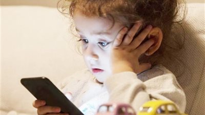 «لا يستجيب عندما تناديه».. طبيب أطفال يكشف 4 أضرار لمشاهدة طفلك قنوات الكرتون