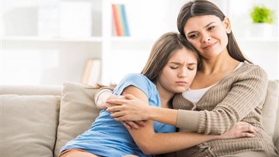 «لا تلوميها».. 10 نصائح للتعامل مع ابنتكِ المراهقة عندما تُحب