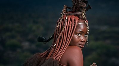 «النساء الحمراوات» وروتين «أوتزايجي» أغرب تقاليد شعب الهيمبا