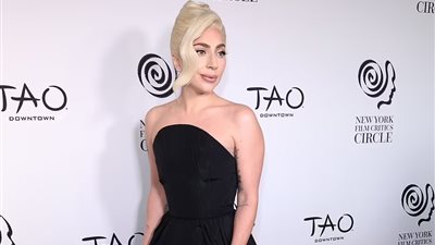 شقراء الحفل «ليدي جاجا» بالأسود في حفل توزيع جوائز نيويورك لنقاد السينما 2022