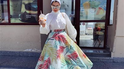 طرق تنسيق الجيبة اللف مع ملابس الربيع لإطلالات عصرية مبهجة| صور