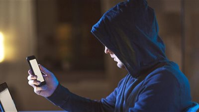 «الإفتاء» تكشف الفرق بين التجسس والتحسس وعلاقتهما بكشف العورات