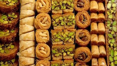 رأيت أني أوزع الحلويات على أهل زوجي في المنام.. تفسير ابن سيرين