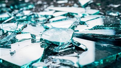 للبنات.. احذري دلالات تفسير رؤيا كسر الزجاج في المنام