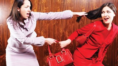 «المرأة والمرأة».. لماذا تغار النساء من بعضهن البعض؟