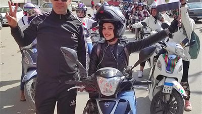 «هن قد التحدي» 100 سيدة وفتاة يشاركن بمسيرة الأسكوتر في الهرم