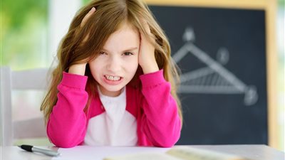 ابنك عصبي وعنيد؟.. بـ 10 طرق هتعرفي تتعاملي معاه