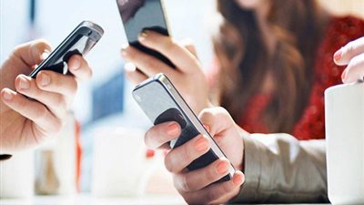 مع أم ضد.. زوجة تٌولي رعاية زوجها المريض لأمه كي تخدمه