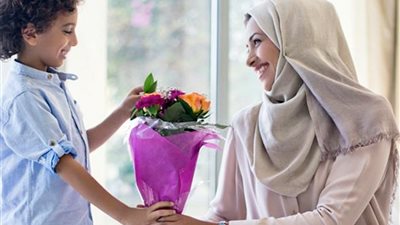 هل عيد الأم بدعة وحرام؟.. «الإفتاء» تحسم الخلاف 