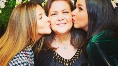 بعد رحيل «دلال عبد العزيز».. كيف احتفلت دنيا وإيمي بعيد الأم؟