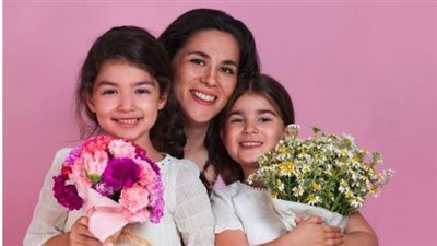 كيف نراعي مشاعر اليتامى في الاحتفال بعيد الأم على السوشيال ميديا؟