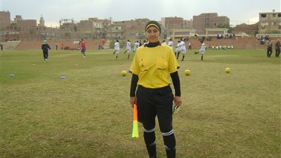 «أم العيال» المُحكمة سهام فؤاد.. قصة كفاح بين تربية طفلها وحضور المباريات