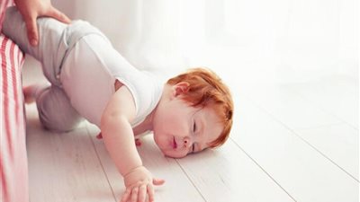 استشيري الطبيب فورًا إذا سقط رضيعك على الأرض وظهرت عليه هذه الأعراض 