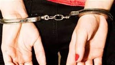 زوج أمي دمر مستقبلي وأقنعني بفعل شيء غريب معه