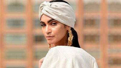 وشاح الرأس يعود من جديد ويهيمن على إكسسوارات موضة 2022| صور
