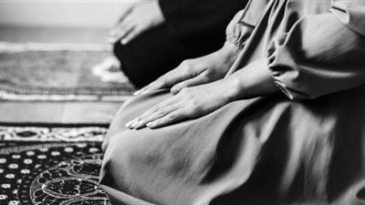 فتاوى الجمعة| شروط صلاة المرأة خلف زوجها جماعة بالمنزل.. «الإفتاء» تُجيب