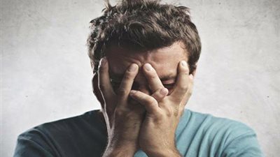 «أم بلا رحمة».. «بنت الذوات» ترفض نسب طفلها من زوجها الفقير!