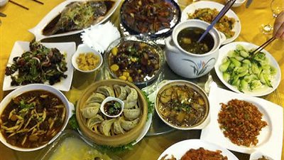 «نفاجئ الجسم بمائدة ضخمة».. أشهر الأخطاء التي نرتكبها في رمضان