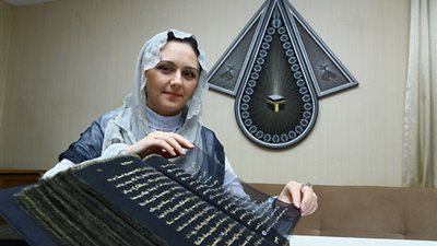 «كتبت القرآن بالذهب على الحرير».. رسامة أذربيجانية تنسخ المصحف بطريقة تُذهل العالم