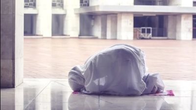 هل يشترط استقبال القبلة في سجود التلاوة؟ «الإفتاء تجيب»