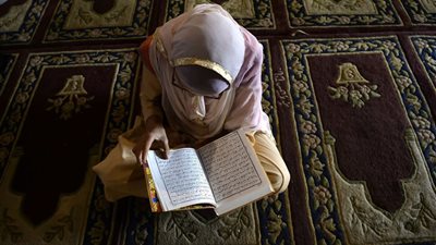 فتاوى رمضان| هل يجوز للمرأة قراءة القرآن بدون حجاب؟ «الإفتاء» تُجيب